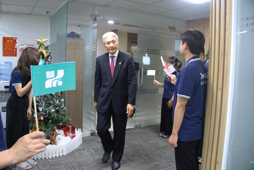 Nhân viên ONE-VALUE xếp hàng đón đoàn