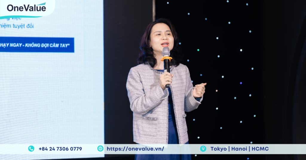 Year End Party chính là khi CEO Phi Hoa – “nữ thuyền trưởng” của đại gia đình ONE-VALUE – bước lên sân khấu chia sẻ cảm nghĩ.