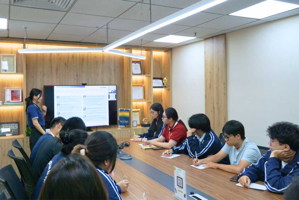 ONE-VALUE chào đón sinh viên Đại học Việt Nhật đến thăm và trải nghiệm môi trường làm việc thực tế