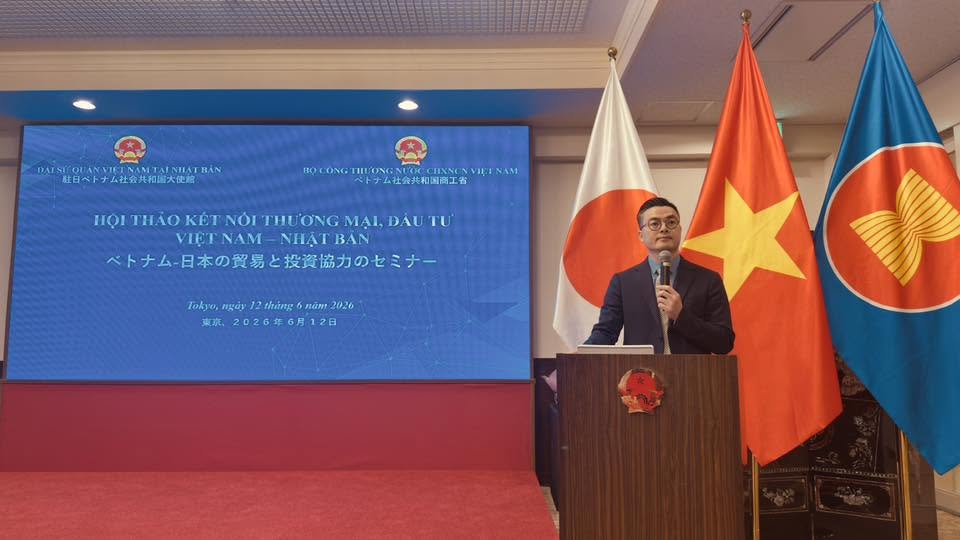 Tại hội thảo, các đại biểu đã cùng trao đổi về tình hình kinh tế, thương mại và đầu tư giữa hai nước; xu hướng dịch chuyển chuỗi cung ứng; cơ hội hợp tác trong lĩnh vực sản xuất, công nghiệp hỗ trợ, logistics, thương mại điện tử, M&A và phát triển nguồn nhân lực chất lượng cao.